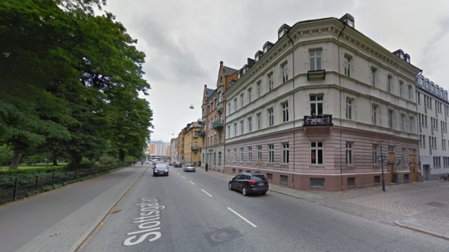 Fastigheten ligger i hörnet Hjorttackegatan - Slottsgatan 