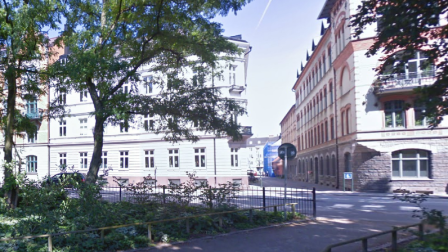 Fastigheten ligger i hörnet Hjorttackegatan - Slottsgatan 